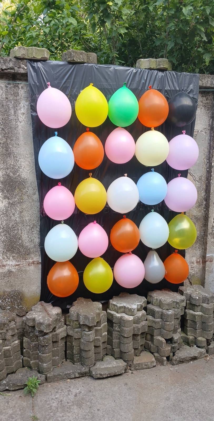 Igra sa balonima i vodom u dvorištu