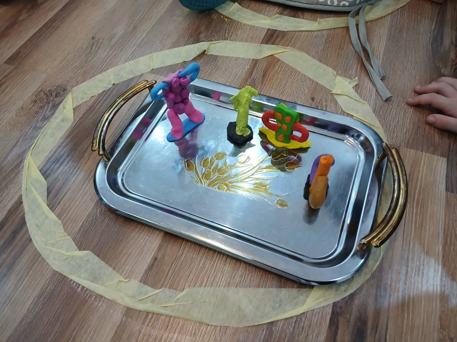 Senzorna tacna sa materijalima za istraživanje rukama